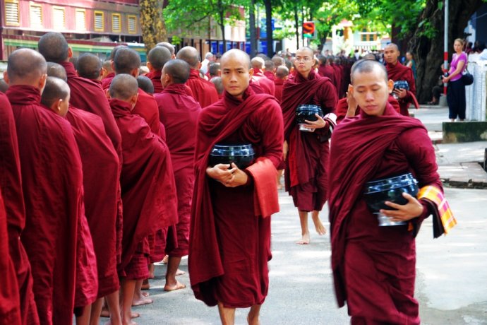 【缅甸】神秘佛国，千僧化缘的壮观场面 缅华网