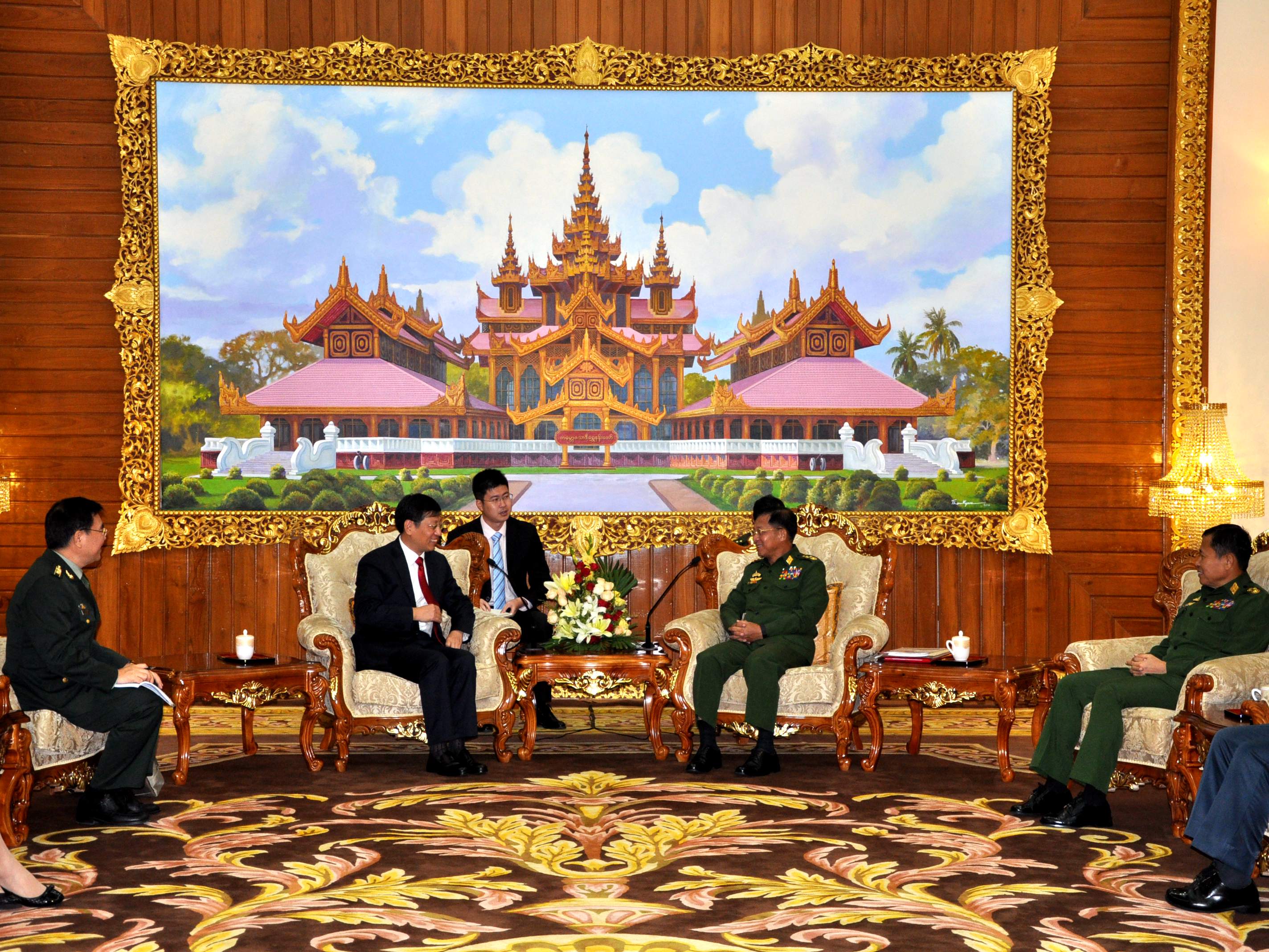 中国大使洪亮就援助医疗设备会见敏昂莱大将