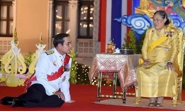 泰国跪拜新国王 泰式大礼跪姿网上爆红!