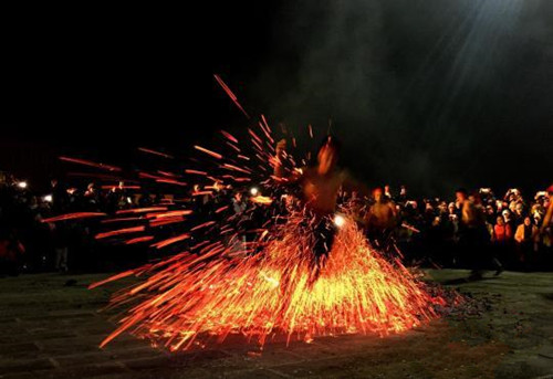 中缅边境傈僳族“上刀山、下火海” 迎新年 - 缅华网