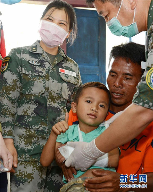 灾区的红旗--解放军医疗队在老挝维护溃坝灾民