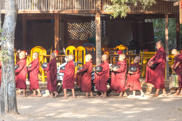 给予才是最大的满足——缅甸的布施文化