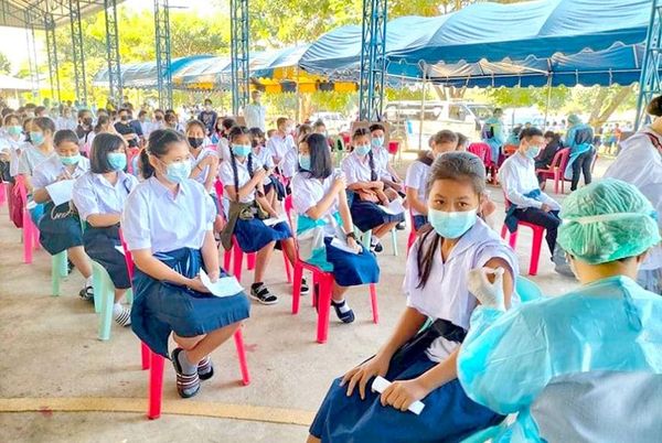湄索的缅甸移民学校为 12 岁及以上学生接种疫苗