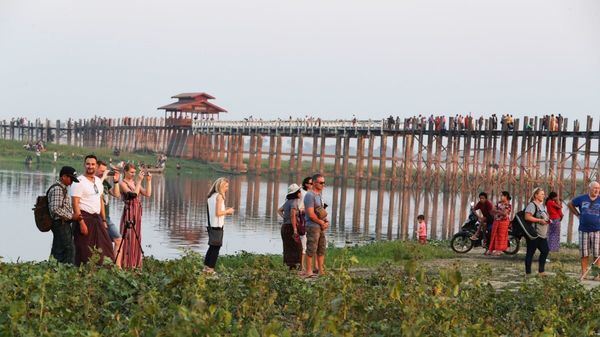 曼德勒省东达曼湖及乌本桥游客逐渐增加