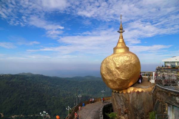 泼水节及缅甸新年假日期间前来瞻仰吉铁窑佛塔的民众比往年增多