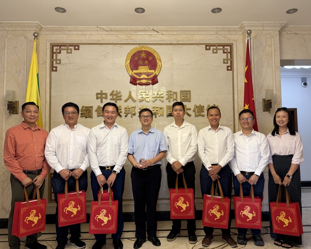 缅甸华侨大学校友会新春拜访中国驻缅甸大使馆