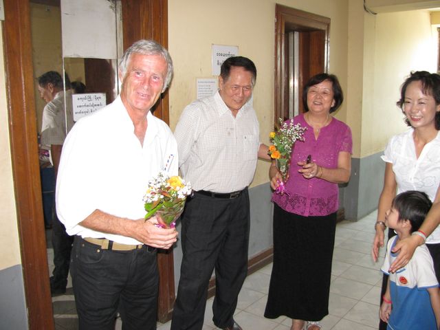 法国友人访问缅华妇女协会幼儿园