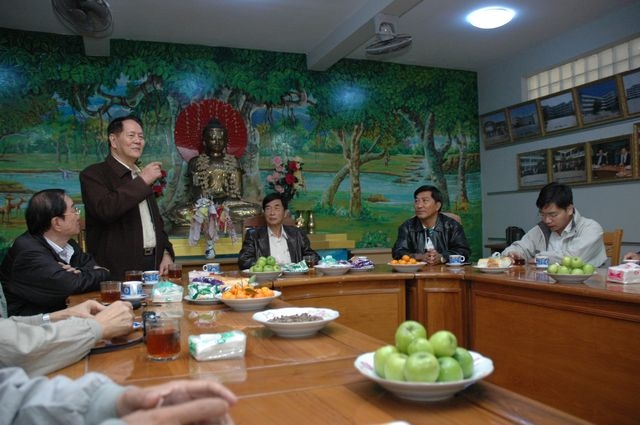 缅华网代表团拜访缅北华校（缅华网编辑部）