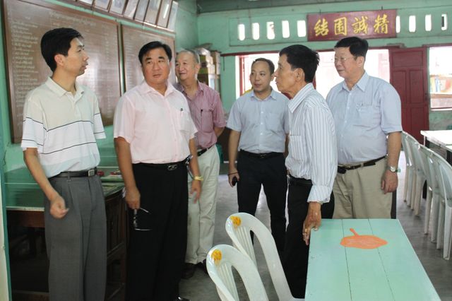 杜振权领事与福庆孔子课堂负责人考察望赖市汉语教学