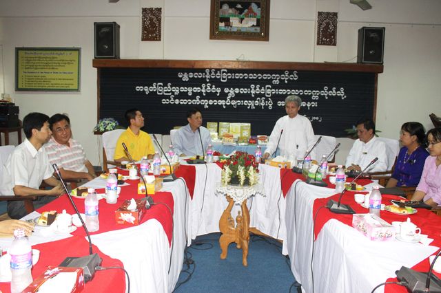 中国驻曼德勒总领事馆向曼德勒外国语大学捐赠“缅语版汉语教材书籍”仪式