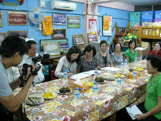 香港凤凰卫视台记者访问缅华妇女协会和缅华妇协教育中心