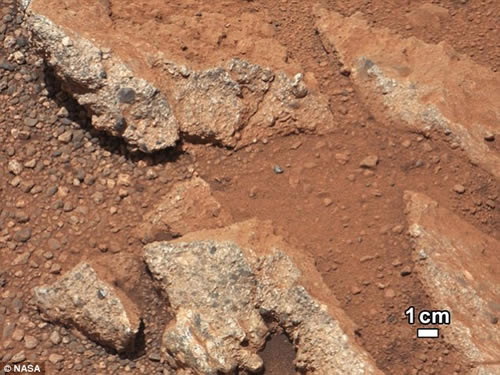 火星存在生命的新希望 “好奇”发现古代河流遗迹