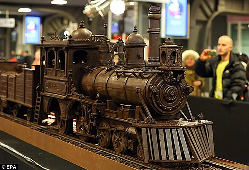 34米长 世界上最长的巧克力火车