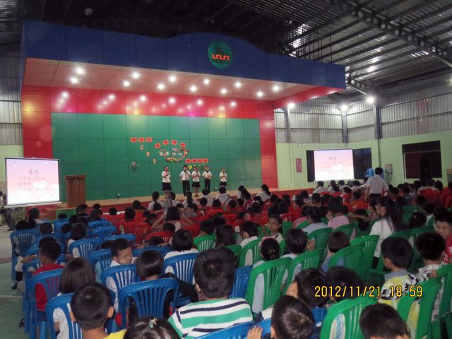 新世纪隆重举行感恩节朗诵大赛（祖鑫供稿  子良摄影）