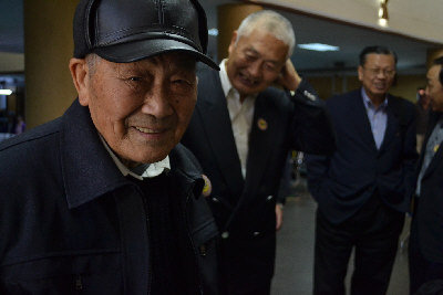 93歲的李玉昆(左)從江西轉了三趟飛機到仰光。他說，很高興能在有生之年再回到仁安羌，弔祭70年前犧牲的同袍。(特派記者許惠敏/攝影)

