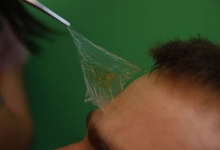 美科学家研制可粘在皮肤上的超薄柔性电子电路
