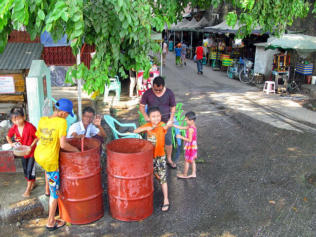 2013年缅甸仰光泼水节（三）雅泉摄影