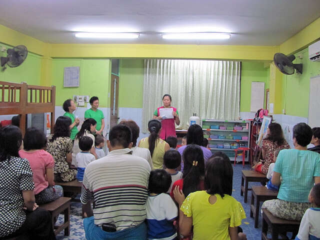 沟通交流 其乐融融——记缅华妇协教育中心新学期家长会报道