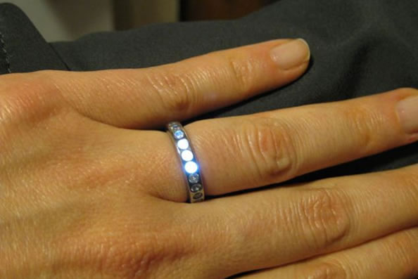 订婚戒指亮起时 未婚夫就在附近