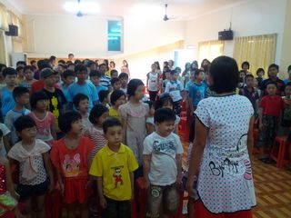 福庆学校孔子课堂正规班举行周会（萧珊珊报道 侯宝强摄影）