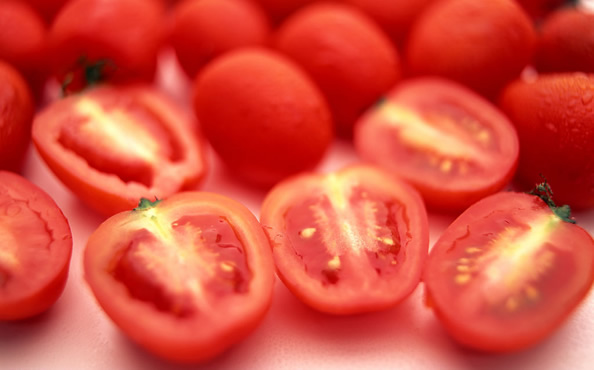 研究发现 番茄和苹果皮可消除水中有毒物质