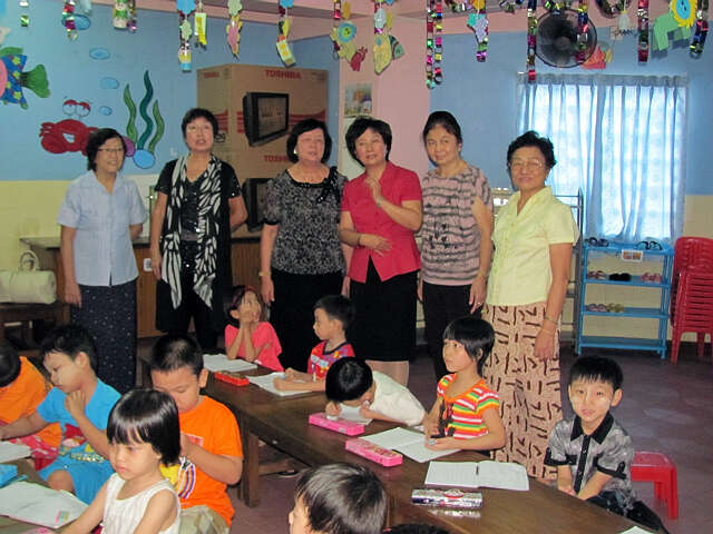 云南侨办杨焱平主任一行在使馆一秘张鹏陪同莅临我校调研（缅华妇协教育中心外派教师 卢晓静 供稿）