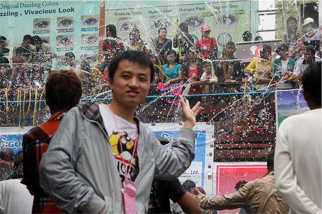 又是一年泼水节 （作者：曼德勒新世纪国际高级学校   王文波）