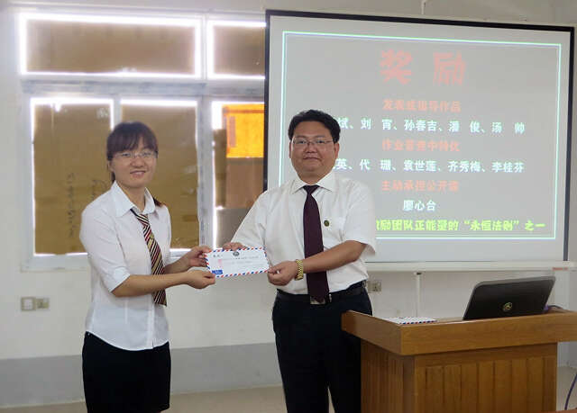 曼德勒新世纪为在报刊上发表文章的师生举行颁奖典礼