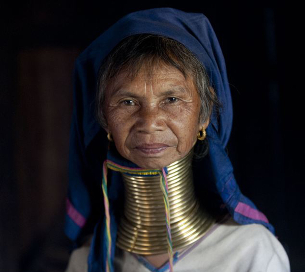 缅甸克扬族女子以长颈为美 戴10公斤铜圈拉长脖子