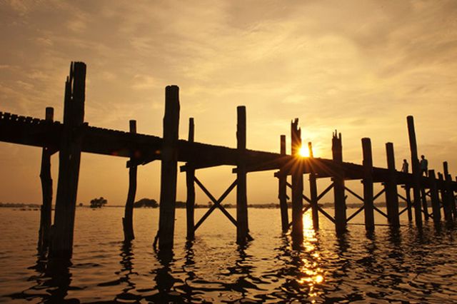 缅甸乌本桥 平和温暖的日落时分