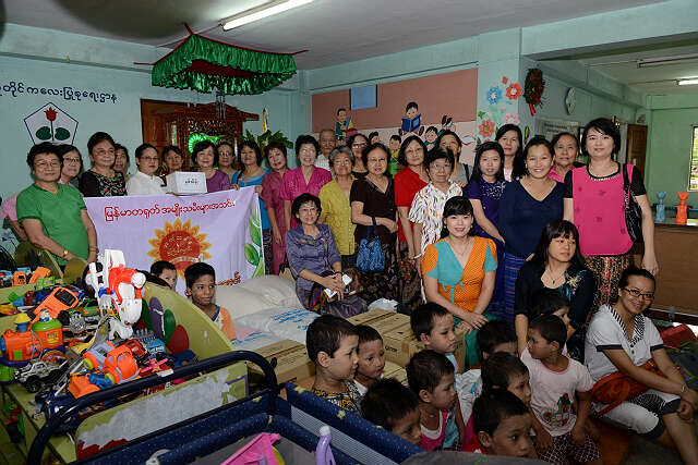 缅华妇协暨教育中心集资100万缅币 进行慈善捐献活动