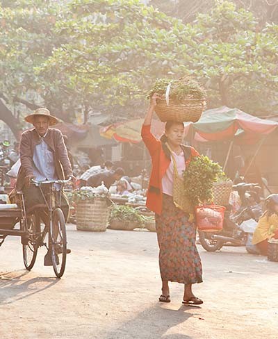 缅甸街头的女汉子