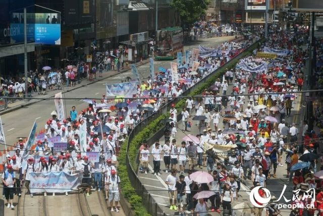 香港19万人参加“保普选 反占中”游行(图) (视频）