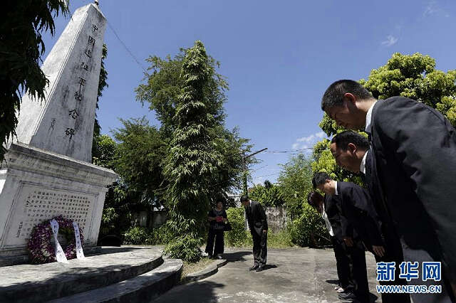 中国驻缅使领馆参谒凭吊中国远征军纪念碑