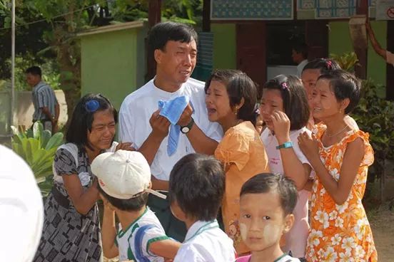 一位备受村民爱戴的缅甸小学教师 （华轩）