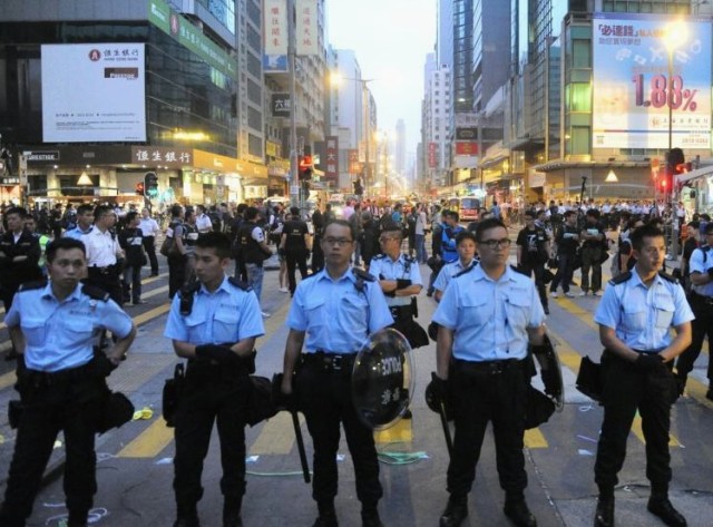 港警被赞专业克制 改编