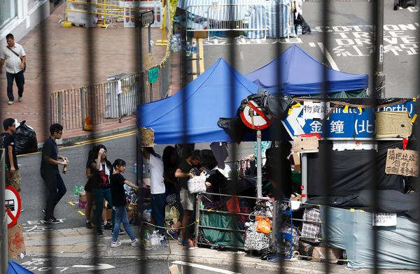 香港占中第28日：神秘物资仍成箱配送，部分用来对抗警察