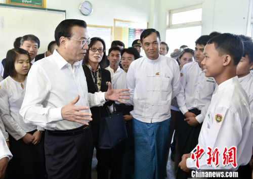 李克强在缅甸内比都同青少年交流