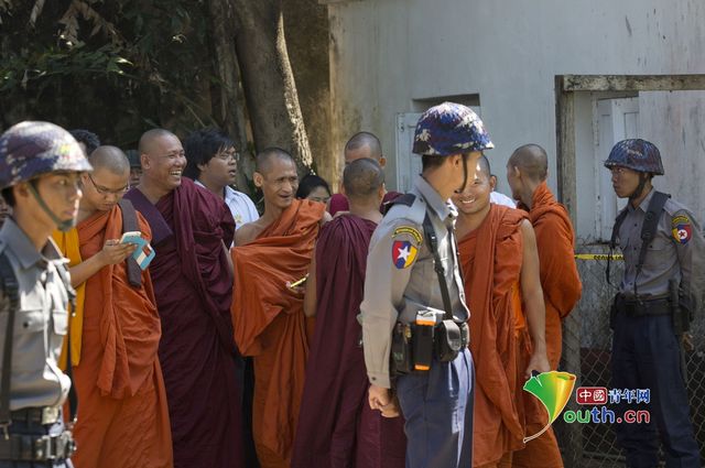 新西兰籍男子在缅甸因侮辱佛像遭起诉 和尚法庭外围观拍照 (1/7)