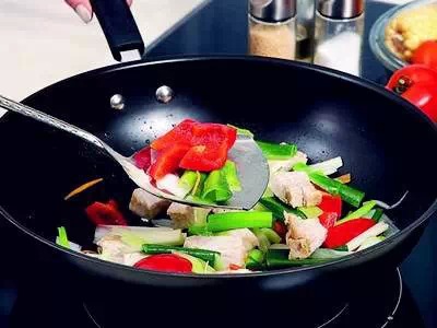 真可怕！不刷锅、油冒烟 4个炒菜习惯或致癌