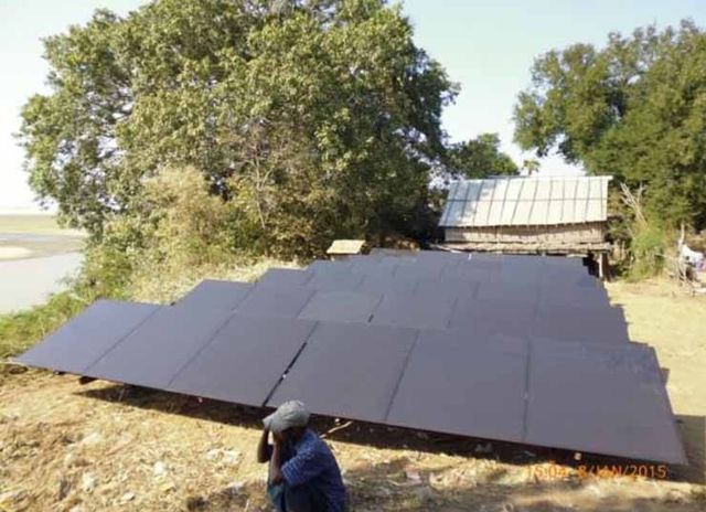 中缅友协在缅捐赠的第一台太阳能水泵完成施工后成功出水