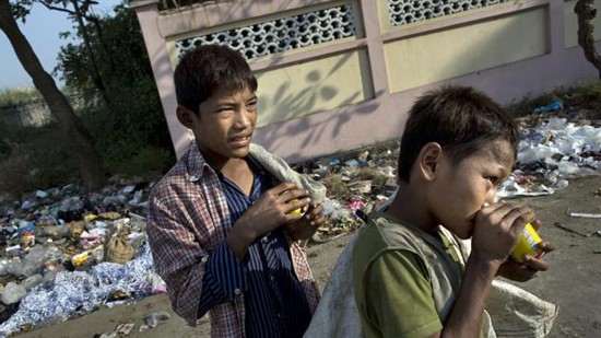 缅甸城市流浪儿悲惨生活:捡垃圾维生 闻毒胶抗饥饿(组图)