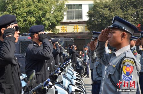 中国德宏警方向缅甸掸邦警方赠送禁毒反恐装备（组图）