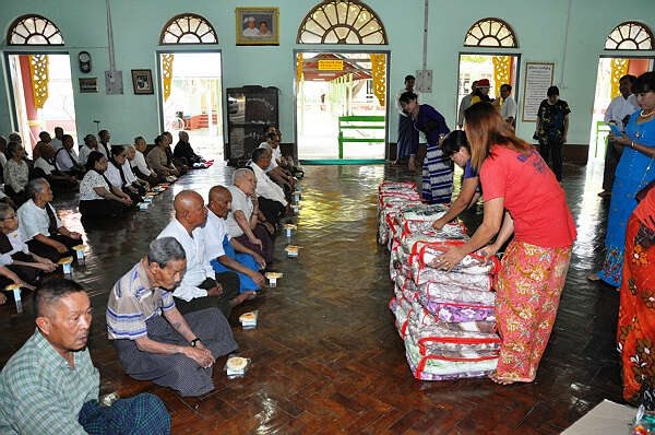 驻曼德勒总领馆与妇女联谊会举行迎春敬老活动(李美新报道 侯宝强摄影)
