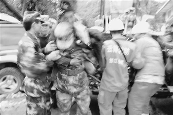 在缅甸务工人员回国途中被困 云南民兵营救