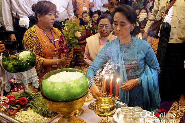 昂山素季访问缅甸曼德勒 受到支持者热情欢迎(图)