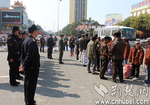 缅甸籍人员非法入境打工 丹江口警方千里护送遣返