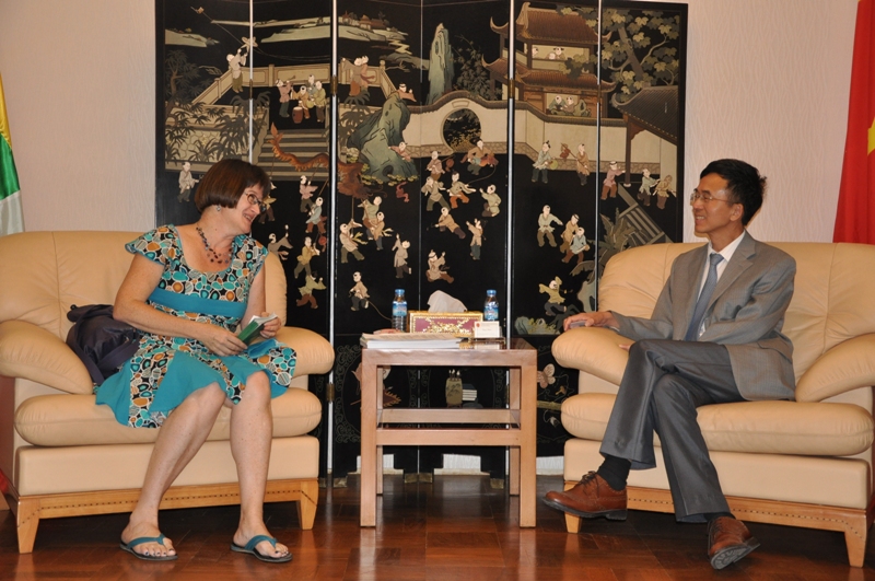 驻缅甸大使杨厚兰会见缅甸企业责任中心主任薇姬•鲍曼
