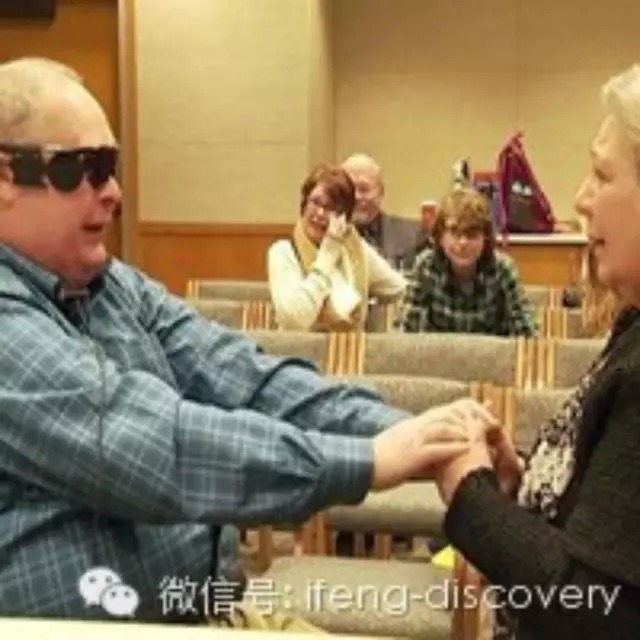 美国失明男子装仿生眼首次看到妻子：你真美