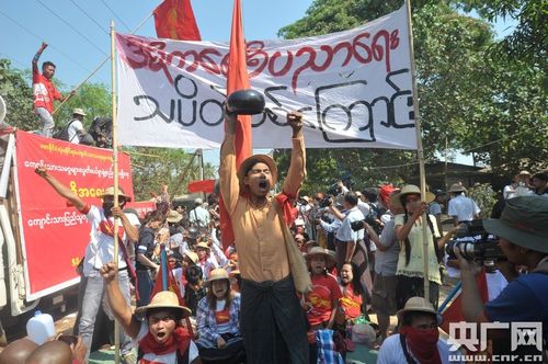 缅甸学生要求教育改革 遭防暴警察镇压